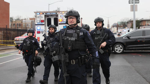 La policía de Nueva York en el lugar del ataque en el metro este martes.