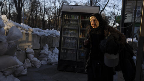 Una mujer pasa junto a una barricada en Odessa. 