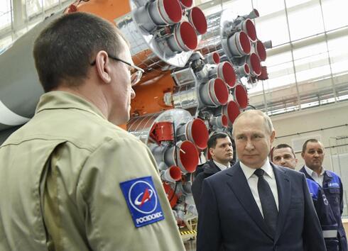 El presidente ruso, Vladimir Putin, habla con los empleados de la agencia espacial Roscosmos en una fábrica de ensamblaje de cohetes durante su visita al cosmódromo de Vostochny en las afueras de la ciudad de Tsiolkovsky. 