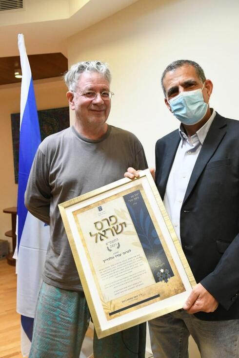 El profesor Oded Goldreich recibe el Premio Israel de manos del parlamentario de Meretz Mossi Raz.  