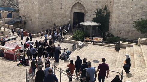 Fieles musulmanes entran en la Ciudad Vieja de Jerusalem de camino a la mezquita de Al Aqsa para las oraciones del Ramadán el pasado viernes.