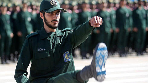 Soldado de la Guardia Revolucionaria Islámica con la bandera israelí debajo de su zapato. 
