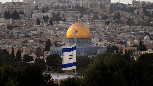 La bandera israelí flamea sobre el Monte del Templo en Jerusalem. 