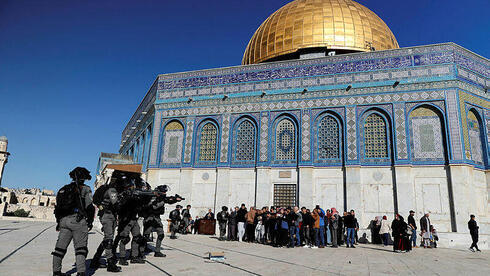 Policías israelíes chocan con manifestantes palestinos en el Monte del Templo. (Reuters) Policías israelíes chocan con manifestantes palestinos en el Monte del Templo.
