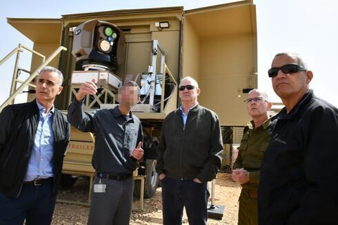 El ministro de Defensa, Benny Gantz, asiste a los experimentos del Rayo de Hierro. (FDI) El ministro de Defensa, Benny Gantz, asiste a los experimentos del Rayo de Hierro.
