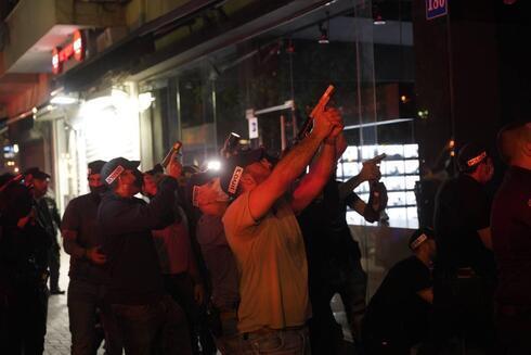 Fuerzas de seguridad israelíes persiguen a un terrorista de Tel Aviv en Jaffa. (Eric Marmor) Fuerzas de seguridad israelíes persiguen a un terrorista de Tel Aviv en Jaffa.