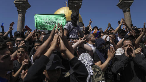 Palestinos protestan frente a la mezquita de Al Aqsa el viernes. 