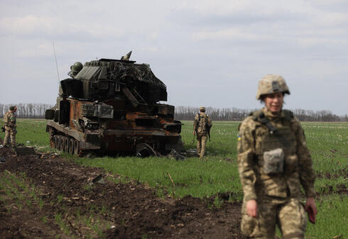 Soldados ucranianos cerca de un vehículo del ejército ruso. 