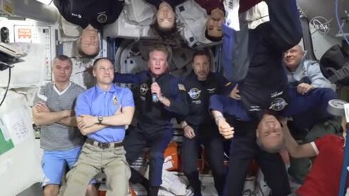 Eytan Stibbe (a la derecha, cabeza para abajo) y otros astronautas a bordo de la Estación Espacial Internacional. 