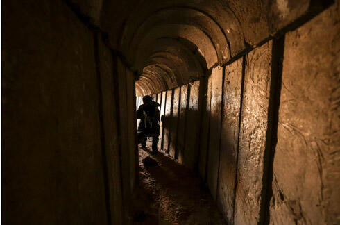 Miembros del grupo militante palestino Yihad Islámica entran en un túnel en la Franja de Gaza, durante una gira de prensa en medio de la escalada de tensiones con Israel.