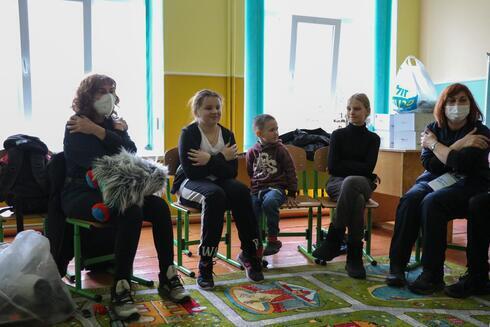 Refugiados ucranianos durante una sesión de terapia en el hospital de campaña Kochav Meir. 