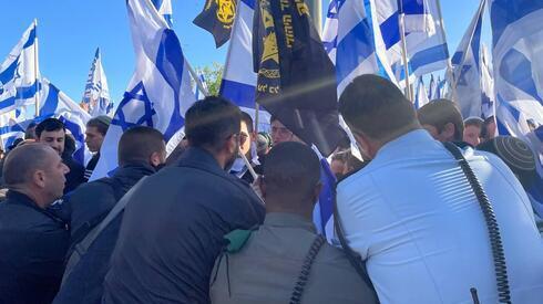 Las fuerzas policiales impiden que los manifestantes de la derecha entren en la Ciudad Vieja de Jerusalem por la Puerta de Damasco. (Hiam Golditch) Las fuerzas policiales impiden que los manifestantes de la derecha entren en la Ciudad Vieja de Jerusalem por la Puerta de Damasco.