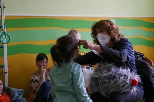 La doctora Bela Ben Gershon atendiendo a niños ucranianos. 