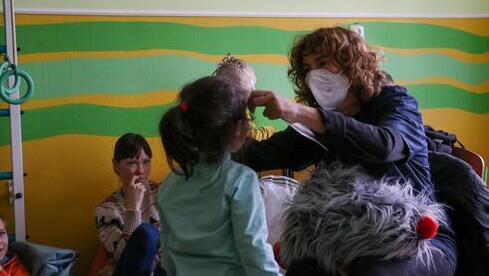 La doctora Bela Ben Gershon atendiendo a niños ucranianos. 