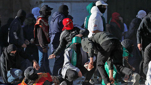 Manifestantes palestinos en el Monte del Templo, 15 de abril. 