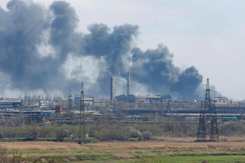 Columna de humo en la metalúrgica de Azovstal, en Mariúpol, Ucrania. 