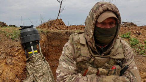 Un soldado ucraniano de pie junto a un lanzador de misiles antitanque Javelin, en la región de Donbas, Ucrania oriental. 