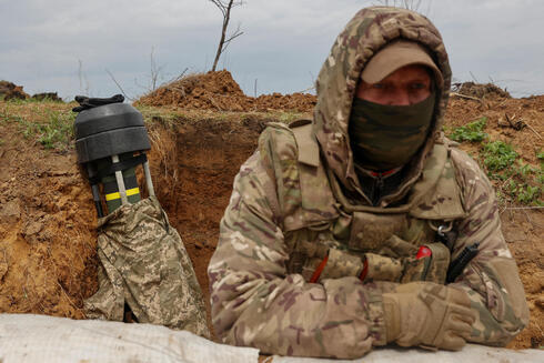 Un soldado ucraniano de pie junto a un lanzador de misiles antitanque Javelin, en la región de Donbas, Ucrania oriental. 