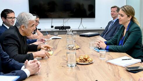 El ministro de Asuntos Exteriores, Yair Lapid, se reúne el jueves con altos funcionarios del Departamento de Estado. (Embajada de EE.UU.) El ministro de Asuntos Exteriores, Yair Lapid, se reúne el jueves con altos funcionarios del Departamento de Estado.