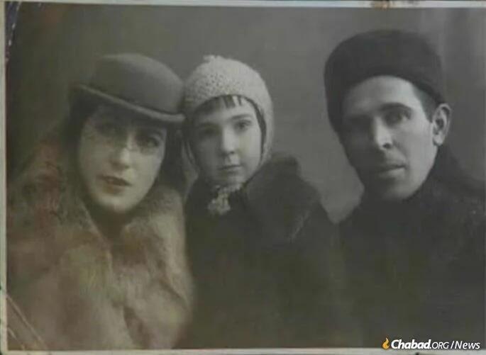 Obiedkova con sus padres Maria (Mindle) y Semion, antes de la Segunda Guerra Mundial.