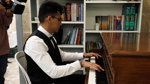 Un estudiante asombra al público con una pieza de piano en la Escuela de Artes Ibdaa.