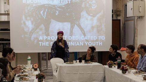 La artista brasileña Sofía Borges habla en el programa iftar de la Escuela de Artes Ibdaa de Jerusalem, el 13 de abril. 