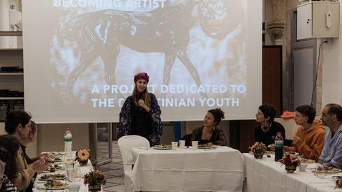 La artista brasileña Sofía Borges habla en el programa iftar de la Escuela de Artes Ibdaa de Jerusalem, el 13 de abril. (The Media Line) La artista brasileña Sofía Borges habla en el programa iftar de la Escuela de Artes Ibdaa de Jerusalem, el 13 de abril.