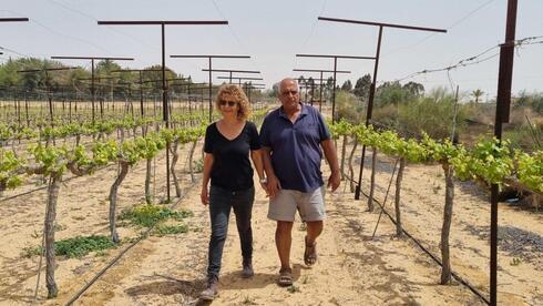 Nira y Alon Zadok, propietarios de la bodega Ramat Negev en la ciudad de Kadesh Barnea, el 11 de abril de 2022.