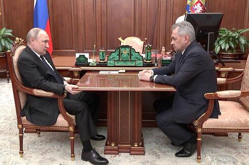 El presidente Vladimir Putin habla con el ministro de Defensa Sergei Shoigu el jueves 21 de abril de 2022, en el Kremlin, en Moscú. (AP) El presidente Vladimir Putin habla con el ministro de Defensa Sergei Shoigu el jueves 21 de abril de 2022, en el Kremlin, en Moscú.