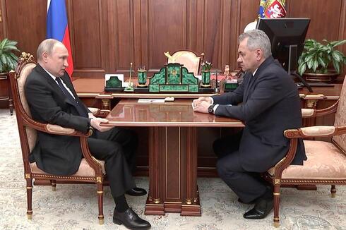 El presidente Vladimir Putin habla con el ministro de Defensa Sergei Shoigu el jueves 21 de abril de 2022, en el Kremlin, en Moscú.