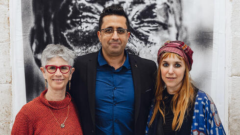 (De izquierda a derecha) la fundadora y directora del programa de residencia Jerusalem International Fellows, Elise Bernhardt, la directora Melhem Amen Bader, y la artista Sofia Borges, en la Escuela de Artes Ibdaa de Jerusalem. (The Media Line) (De izquierda a derecha) la fundadora y directora del programa de residencia Jerusalem International Fellows, Elise Bernhardt, la directora Melhem Amen Bader, y la artista Sofia Borges, en la Escuela de Artes Ibdaa de Jerusalem.