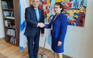 El embajador de Israel en Guatemala, Mattanya Cohen, y la viceministra guatemalteca María Luisa Flores. 