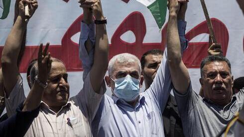 Yahya Sinwar (Cen.), líder de Hamás en Gaza, asiste a una manifestación contra los planes israelíes para la anexión de partes de Cisjordania, en la ciudad de Gaza, el 1 de julio de 2020. 