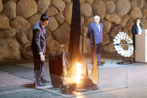 Wado de Pedro aviva la llama eterna en el Museo del Holocausto de Jerusalem. (Gentileza) Wado de Pedro en Israel