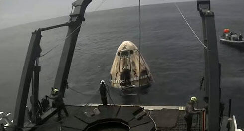 La cápsula Crew Dragon, que transporta al astronauta israelí Eytan Stibbe, se sumerge en la costa de Florida.