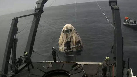 La cápsula Crew Dragon, que transporta al astronauta israelí Eytan Stibbe, se sumerge en la costa de Florida.