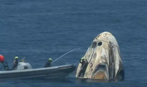La cápsula Crew Dragon, que transporta al astronauta israelí Eytan Stibbe, se sumerge en la costa de Florida. 
