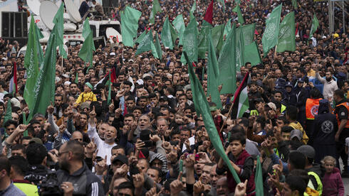 Manifestantes agitando banderas de Hamás en la Franja de Gaza, abril de 2022.