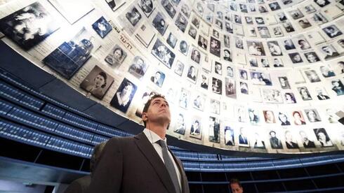 El ministro del Interior recorre una de las salas más emblemáticas del Museo Yad Vashem. (Gentileza) Wado de Pedro en Israel