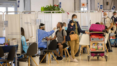 Tres pasajeros procedentes de Sudáfrica, Italia y Singapur llegaron a Israel infectados con la variante BA4 de coronavirus. (Tal Shajar) Test Coronavirus Aeropuerto