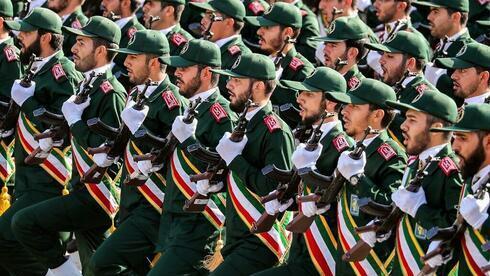 Miembros del Cuerpo de la Guardia Revolucionaria Islámica marchan durante un desfile militar. 