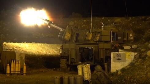 Un tanque israelí bombardea el sur del Líbano en represalia a un ataque con cohetes. (Portavoz de las FDI) Un tanque israelí bombardea el sur del Líbano en represalia a un ataque con cohetes.
