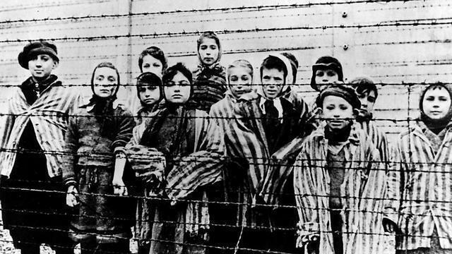 Una foto de niños prisioneros en Auschwitz, Polonia, en 1945. 