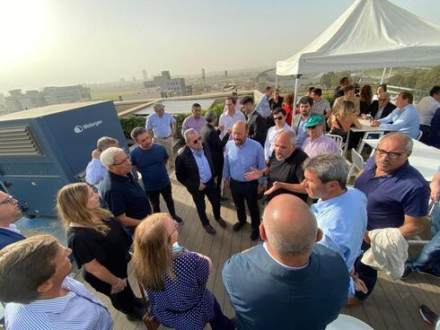 Sergio Uñac, gobernador de la provincia de San Juan, en Argentina, junto a los jefes de Watergen, el innovador sistema israelí.