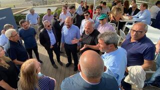 Sergio Uñac, gobernador de la provincia de San Juan, en Argentina, junto a los jefes de Watergen, el innovador sistema israelí.