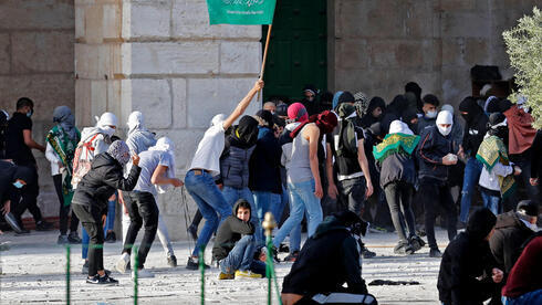Manifestantes se amotinan frente a la mezquita de Al Aqsa a principios de este mes. (AFP) Manifestantes se amotinan frente a la mezquita de Al Aqsa a principios de este mes.