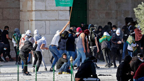 Manifestantes se amotinan frente a la mezquita de Al Aqsa a principios de este mes. 