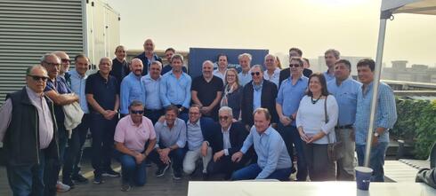 Sergio Uñac, gobernador de la provincia de San Juan, en Argentina, junto a los jefes de Watergen, el innovador sistema israelí. (Cortesía) Sergio Uñac, gobernador de la provincia de San Juan, en Argentina, junto a los jefes de Watergen, el innovador sistema israelí.