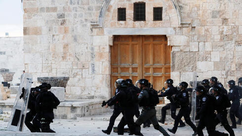 Las fuerzas policiales ingresan al complejo de la mezquita de Al Aqsa durante los disturbios que se produjeron a principios de este mes. (AFP) Las fuerzas policiales ingresan al complejo de la mezquita de Al Aqsa durante los disturbios que se produjeron a principios de este mes.
