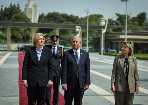 La presidenta del Bundestag alemán Bärbel Bas (izquierda) y el presidente de la Knesset, Mickey Levy (centro). (Noam Moshkovitz) El presidente del Bundestag alemán Bärbel Bas (izquierda) y el presidente de la Knesset Mickey Levy (centro).